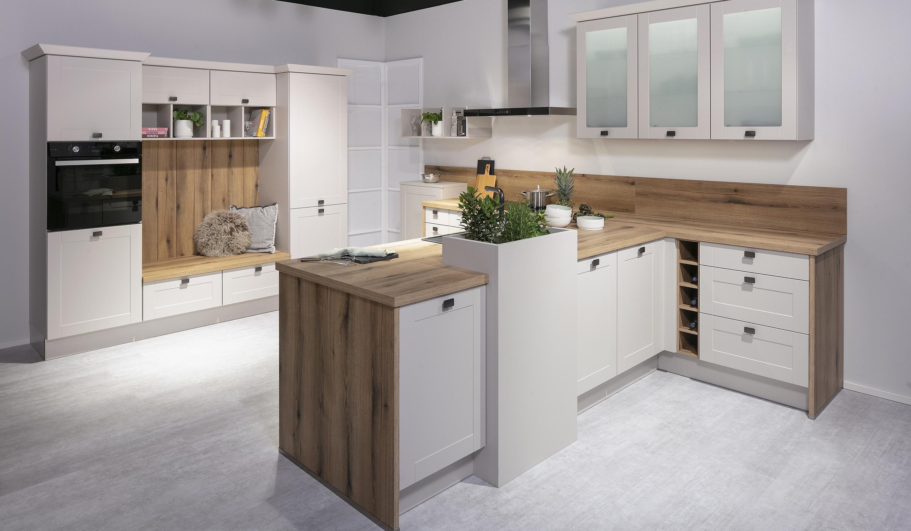 frei stehende Küchentheke mit integrierter Pflanzensäule