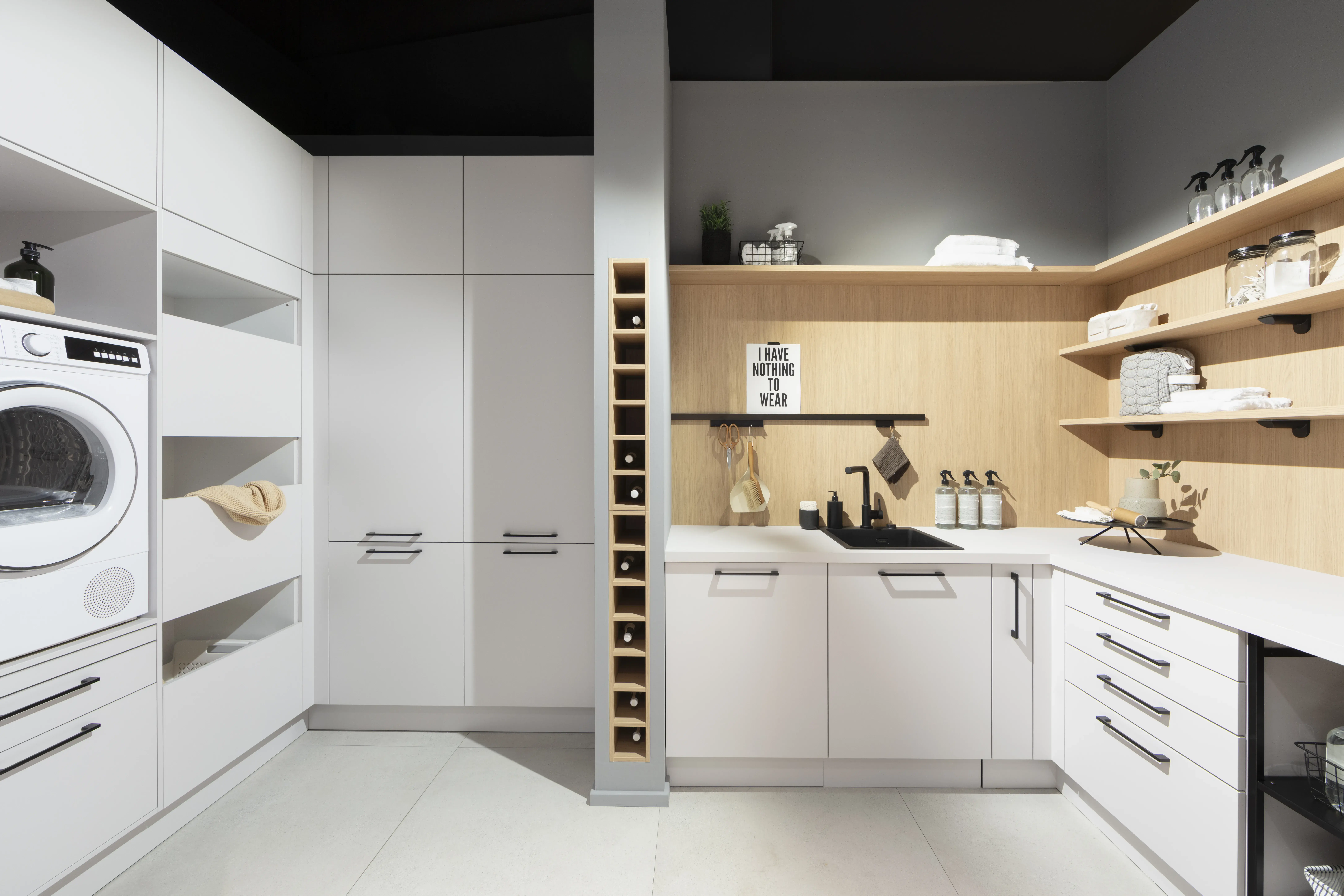 Hauswirtschaftsraum von Häcker in Taupe-Satin mit Geräten von Blaupunkt. 